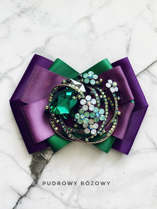 Brosza z zielonym kryształem oplątanym kwiatkami NEW