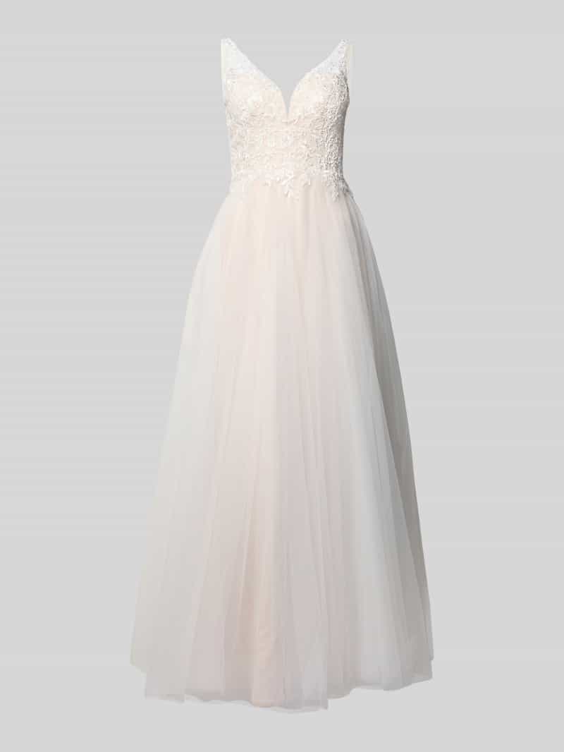 Suknia ślubna z obszyciem z koronki