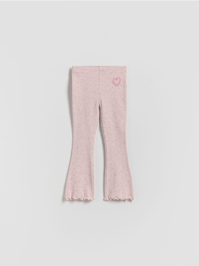 Reserved - Prążkowane legginsy flared - pastelowy róż