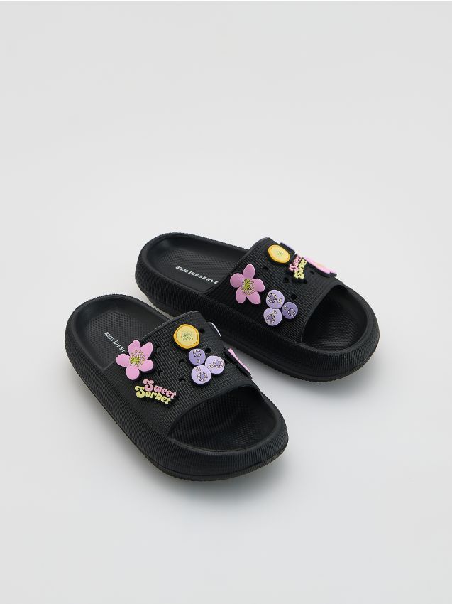 Reserved - Klapki z przypinkami - czarny