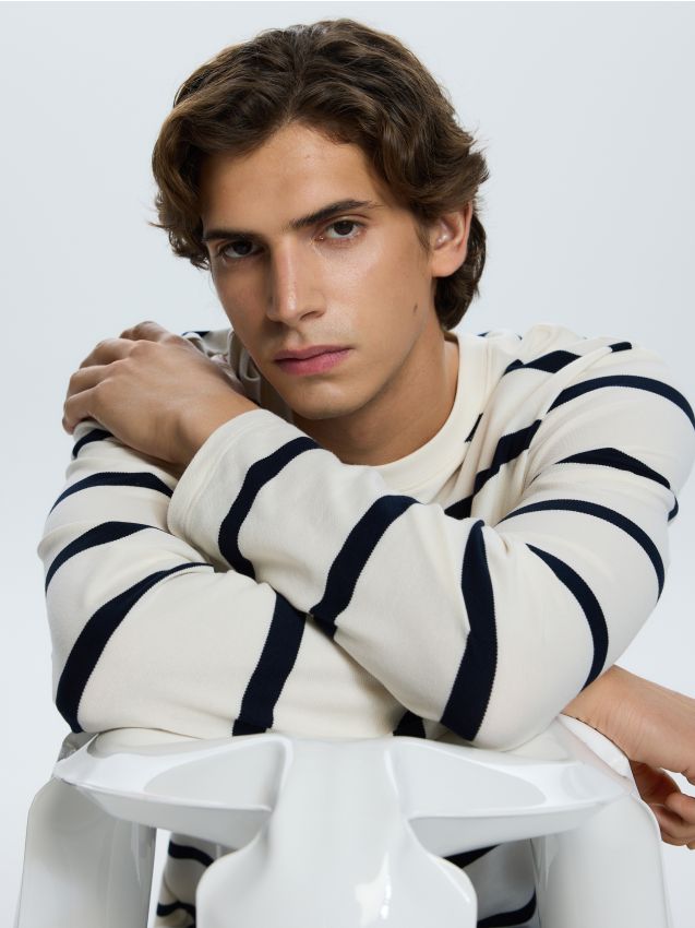 Reserved - Longsleeve regular w paski - złamana biel