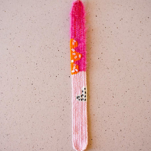 Bransoletka pleciona z nici i włóczki z koralikami