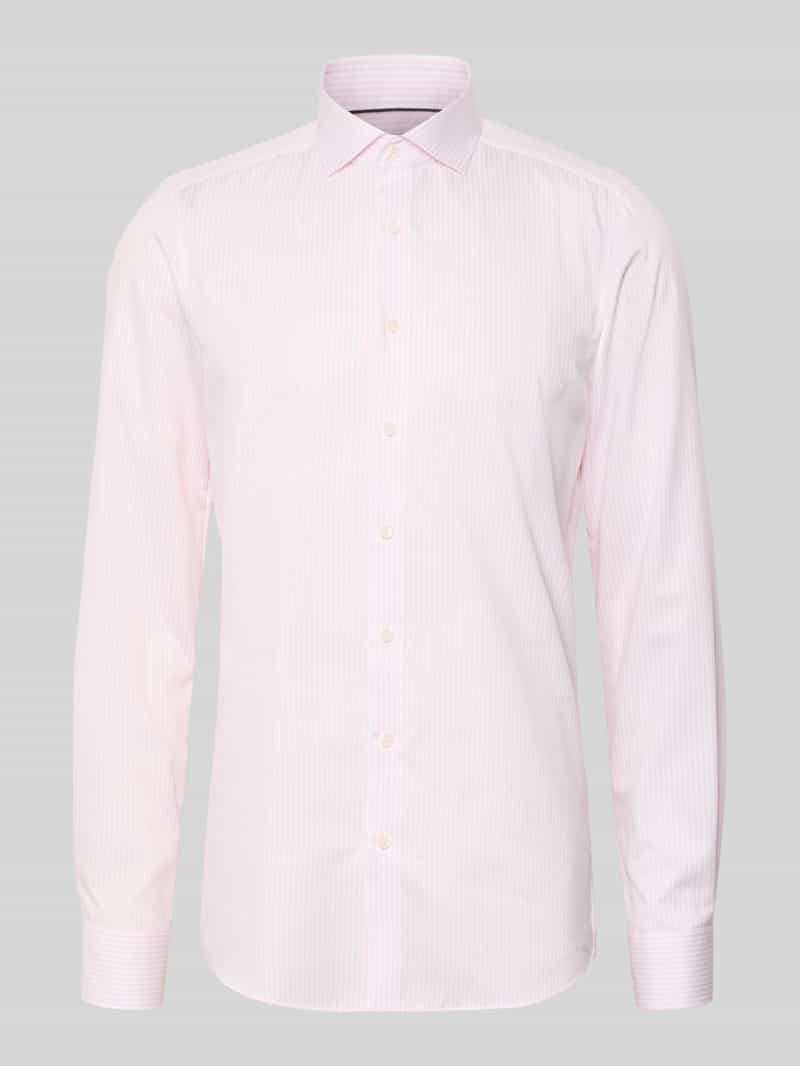 Koszula biznesowa o kroju body fit z kołnierzykiem typu kent