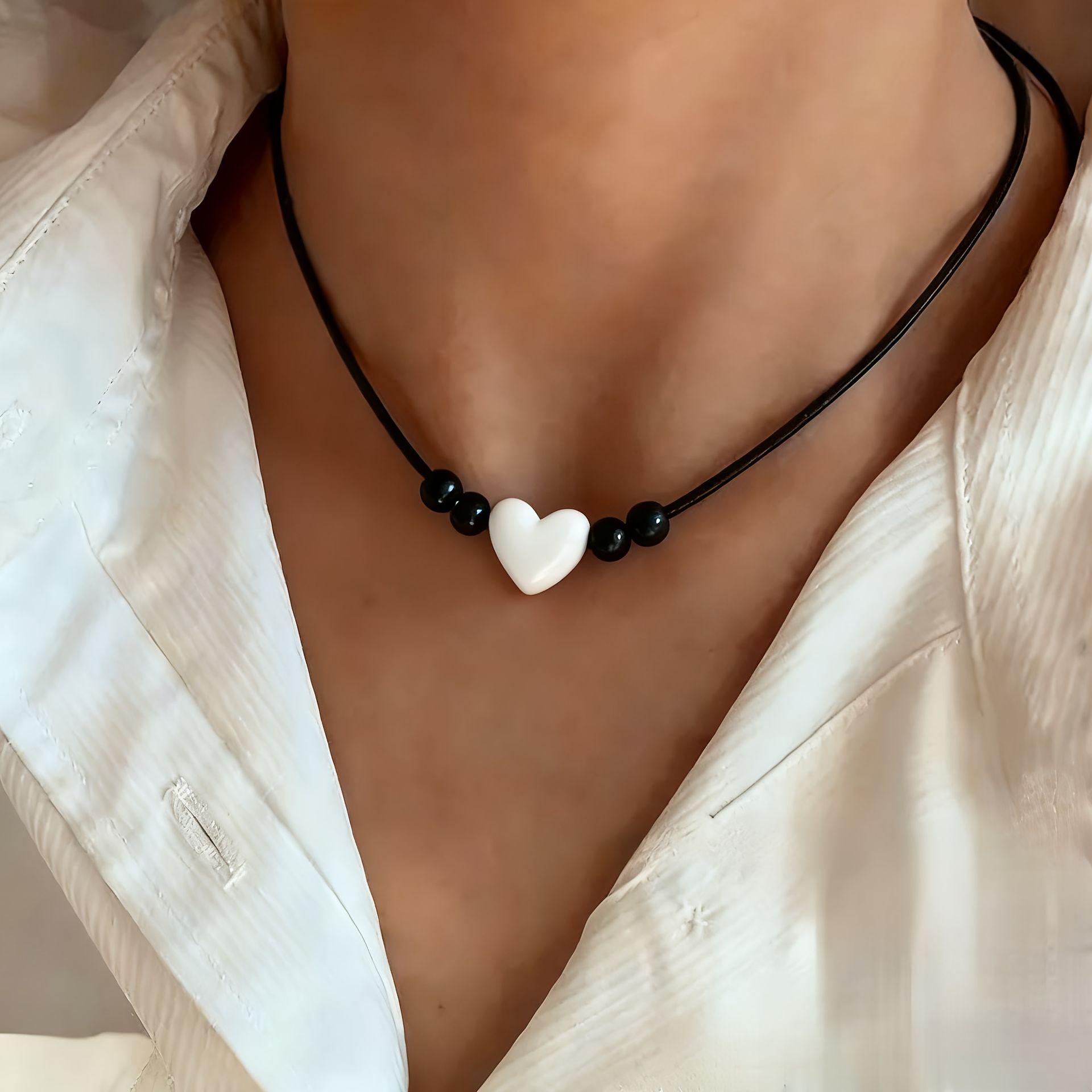 TEMU Minimalistyczny Naszyjnik z Białym Sercem i Czarnym Koralikiem - Codzienny Prezent, Upominek na Walentynki, Elegancki Wisiorek na Imprezy lub