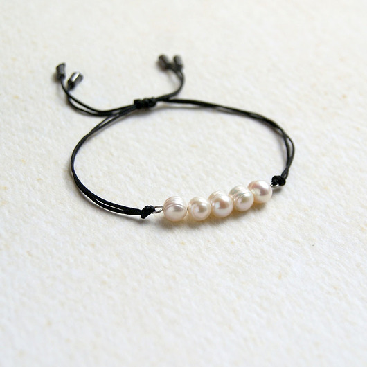 Naturalne perły : bransoletka na sznurku