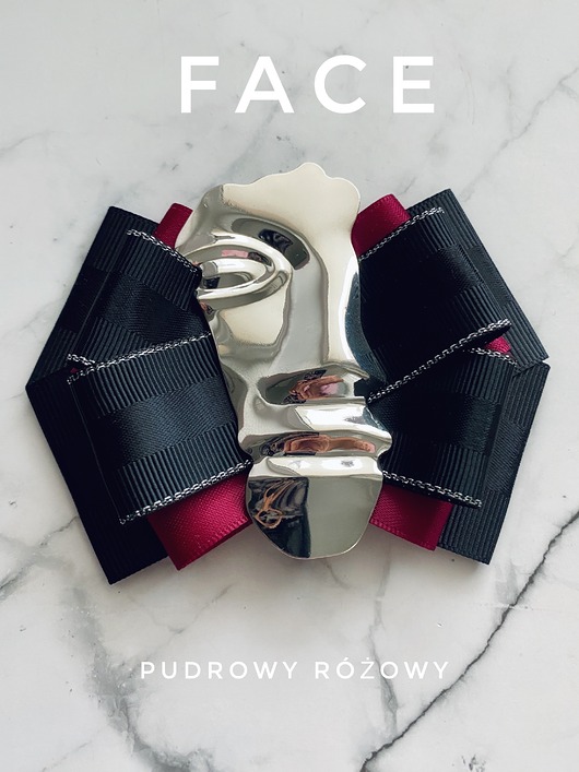 Brosza z Kolekcji FACE ze stylową metalową twarzą New