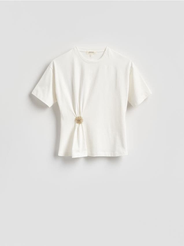 Reserved - T-shirt z ozdobną klamrą - złamana biel