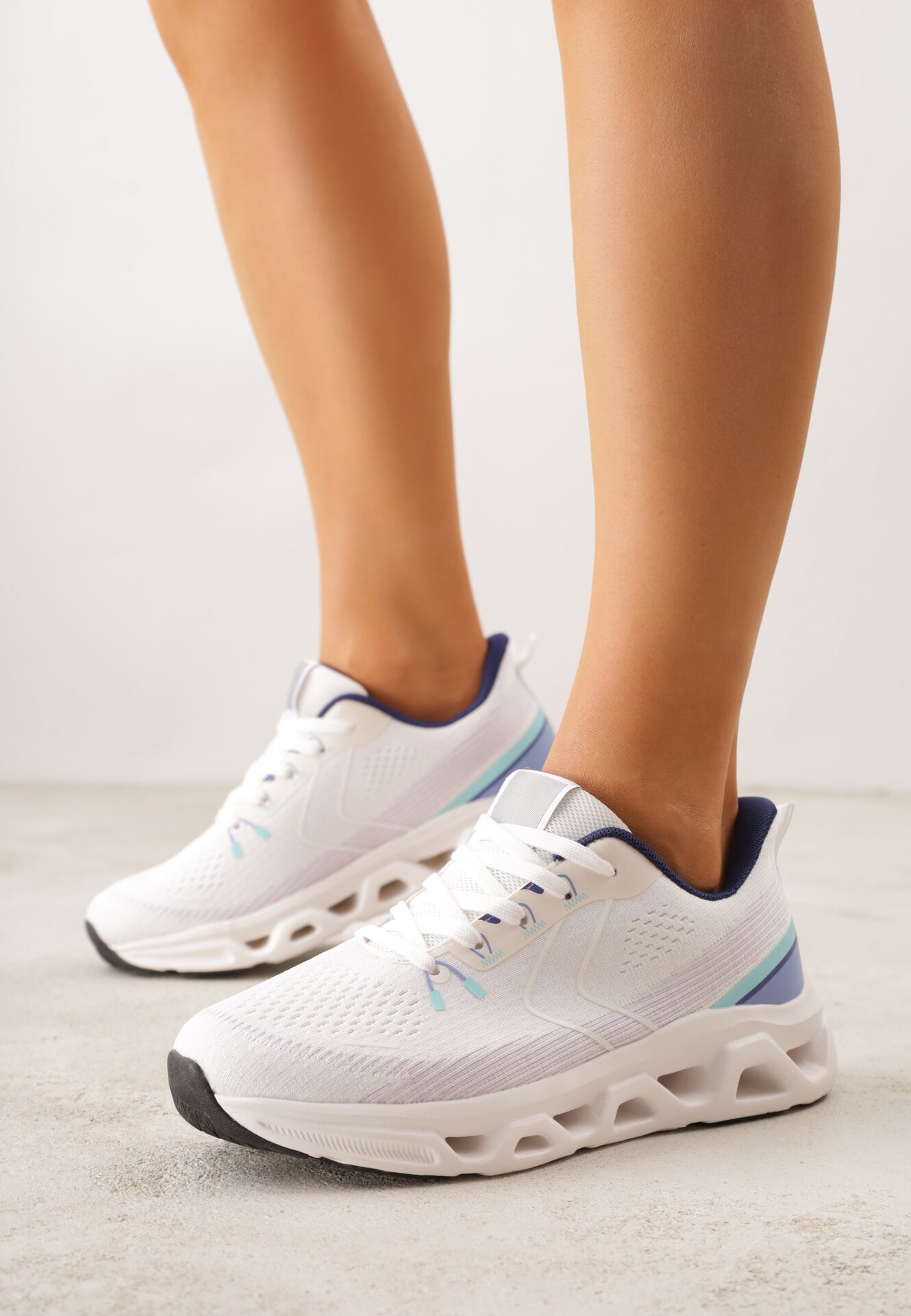 Białe Buty Sportowe na Grubej Geometrycznej Podeszwie Alexusa