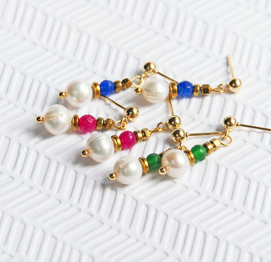 Urocze kolczyki pozłacane : perły & jadeit : MAGENTA : różowe