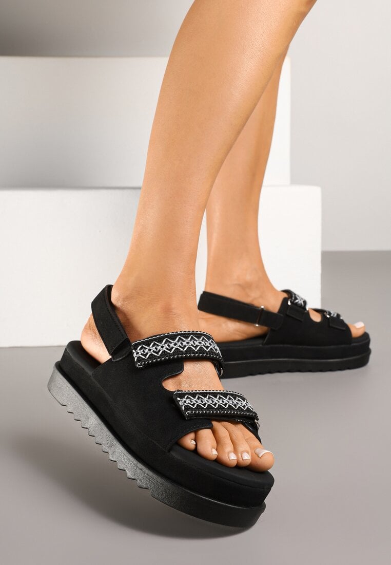 Czarne Sandały na Niskiej Platformie z Zapięciem na Rzep Zdobione Haftem Soreze