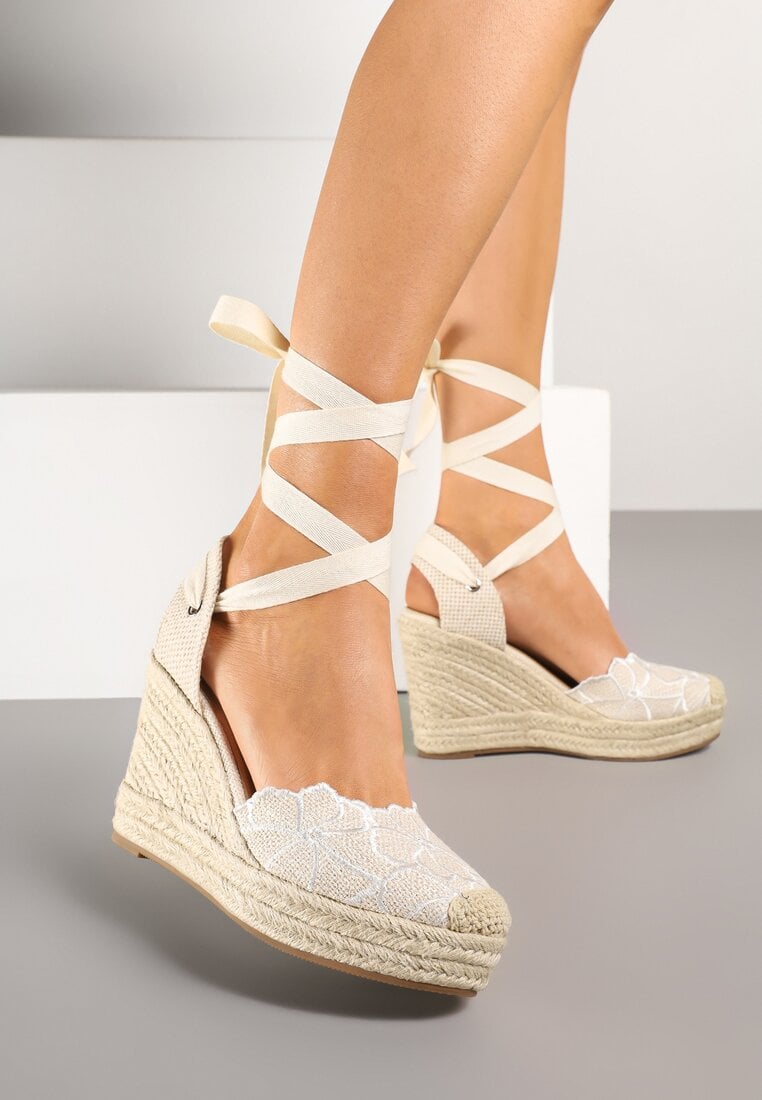 Beżowe Sandały na Koturnie z Plecionki z Haftem i Ozdobnym Wiązaniem Mevolina