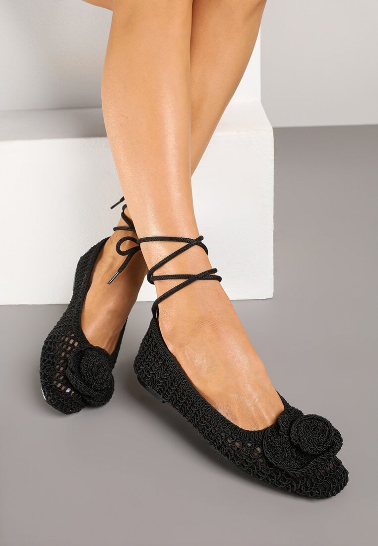 Czarne Balerinki z Ażurową Cholewką Ozdobione Kwiatem 3D Cleiria