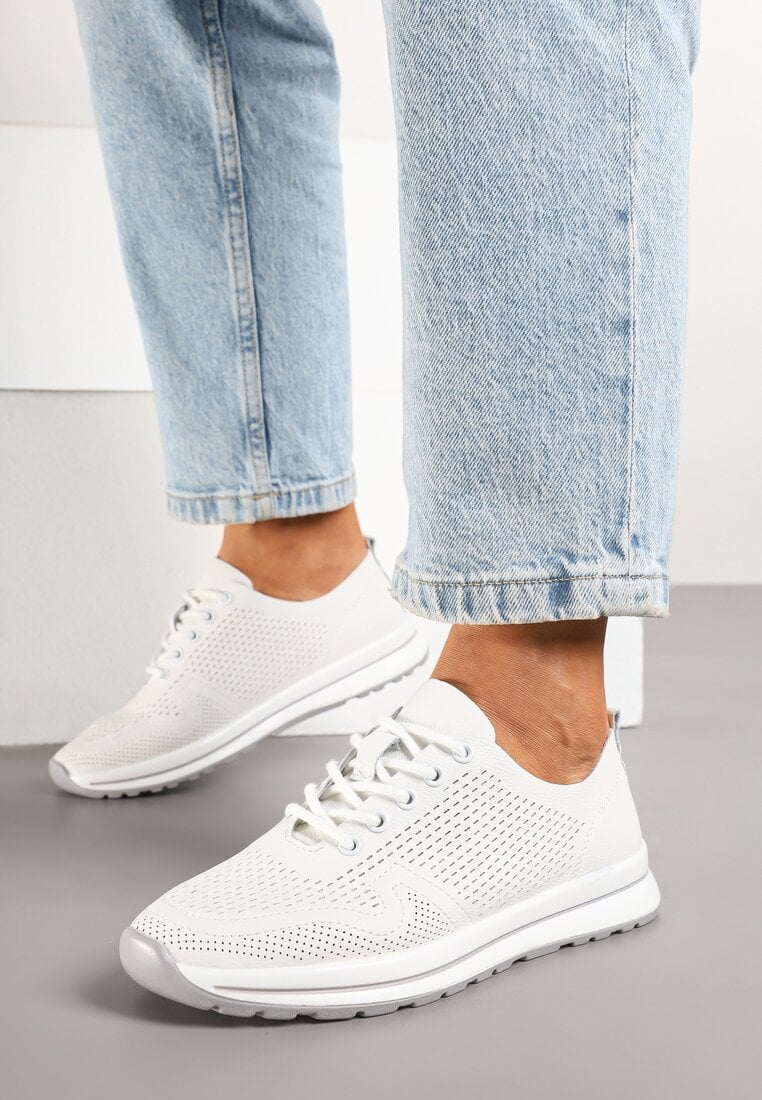 Białe Skórzane Buty Sportowe na Płaskiej Podeszwie ze Skórzaną Wkładką Ozdobione Perforacją Falali
