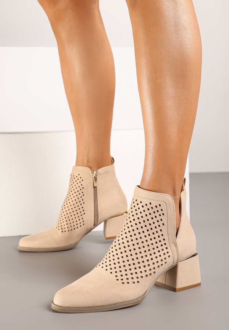 Beżowe Botki Vices z Ekozamszu z Ozdobnymi Wycięciami na Słupku z Metalicznym Detalem Naetha