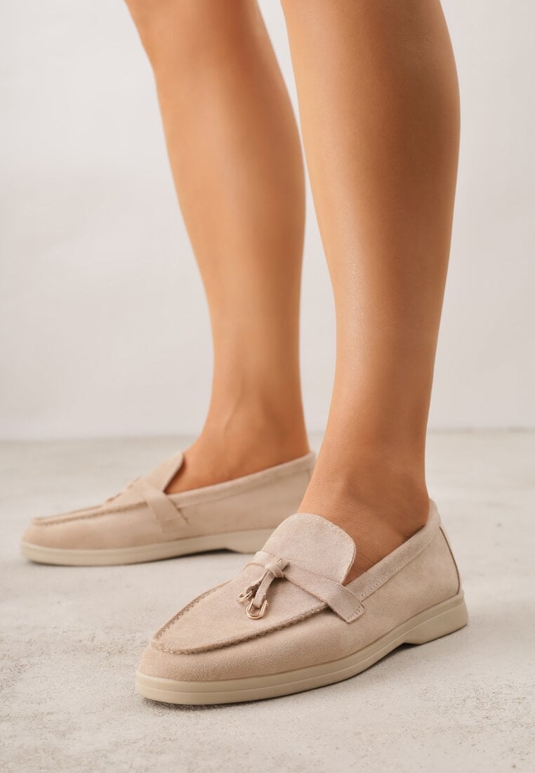 Ciemnobeżowe Mokasyny z Imitacji Zamszu Zdobione Zawieszką i Przeszyciem Aezoris