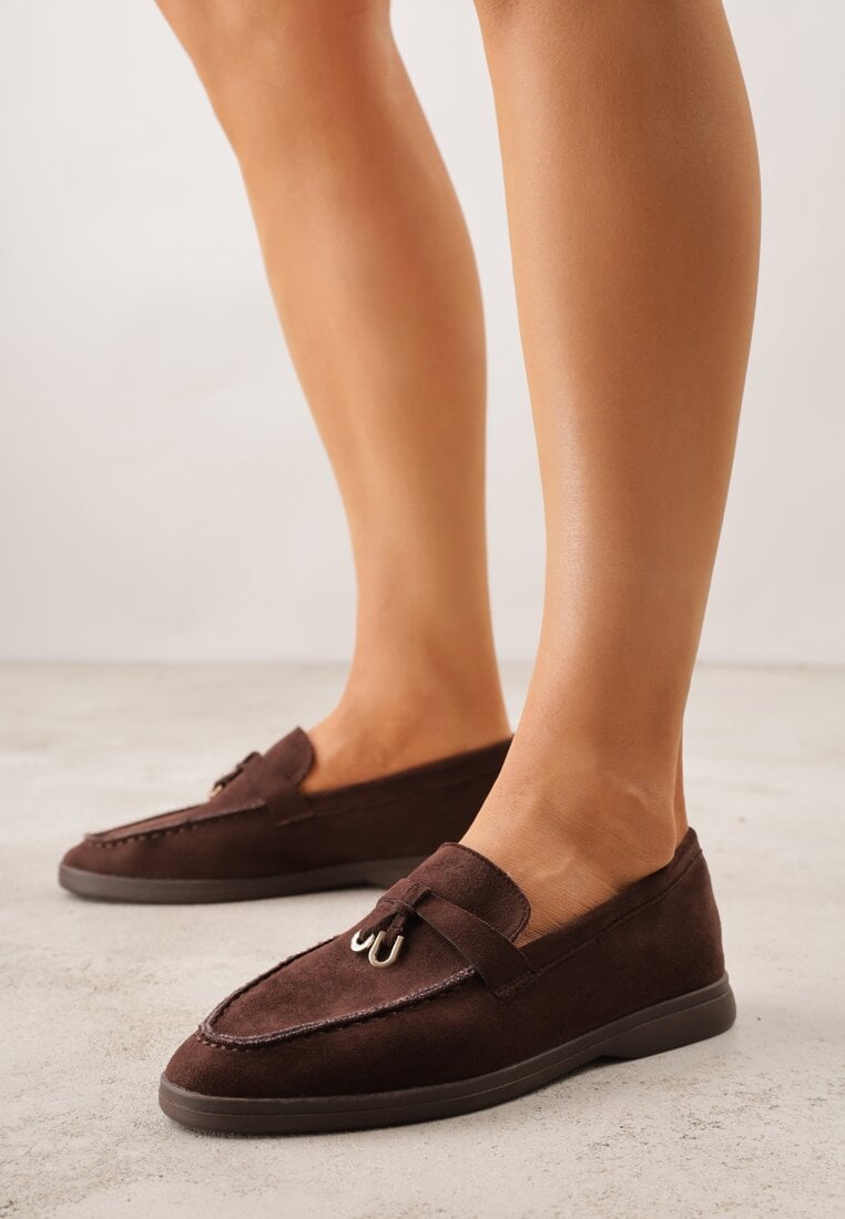 Brązowe Mokasyny z Ekozamszu Zdobione Metaliczną Zawieszką Ralselia