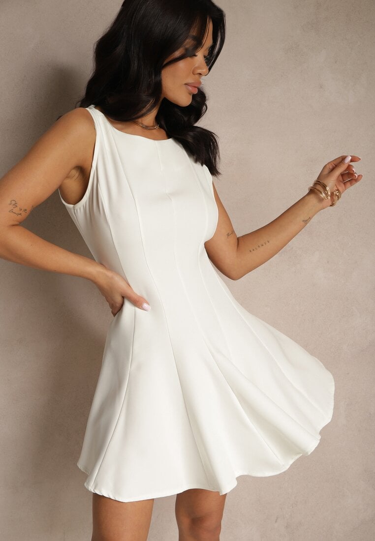 Biała Sukienka o Rozkloszowanym Kroju z Przeszyciami Lenirae