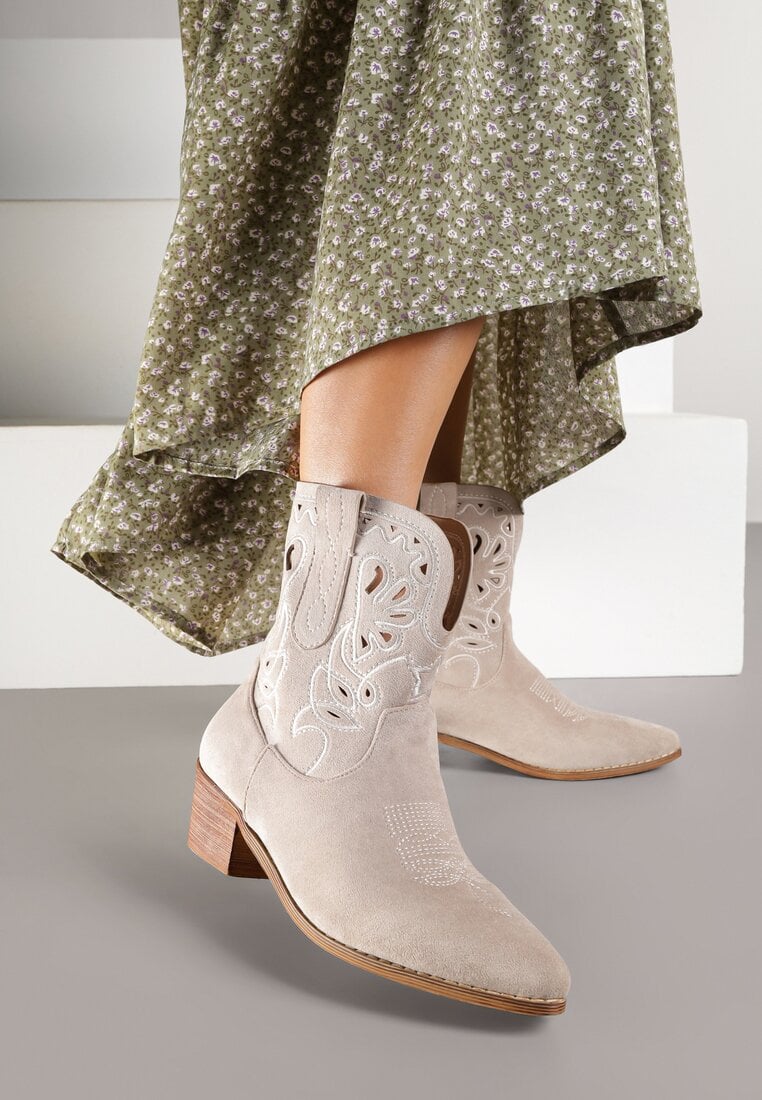 Jasnobeżowe Botki Kowbojki Vices na Słupku Ozdobione Haftem Nelithen