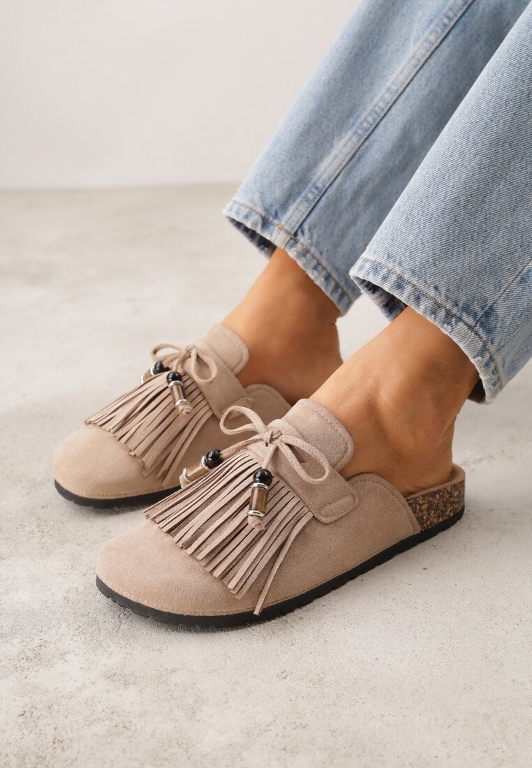 Ciemnobeżowe Boho Klapki Mule z Imitacji Zamszu z Frędzlami i Koralikami Elwedila