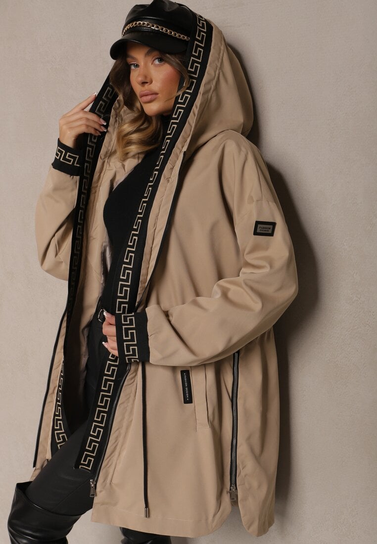 Ciemnobeżowa Kurtka Parka z Kapturem i Ściągaczem w Talii Ozdobiona Geometrycznym Wzorem Raliti
