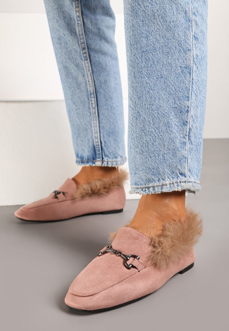 Jasnoróżowe Mokasyny na Płaskiej Podeszwie Ozdobione Klamrą i Futerkiem Sanindra