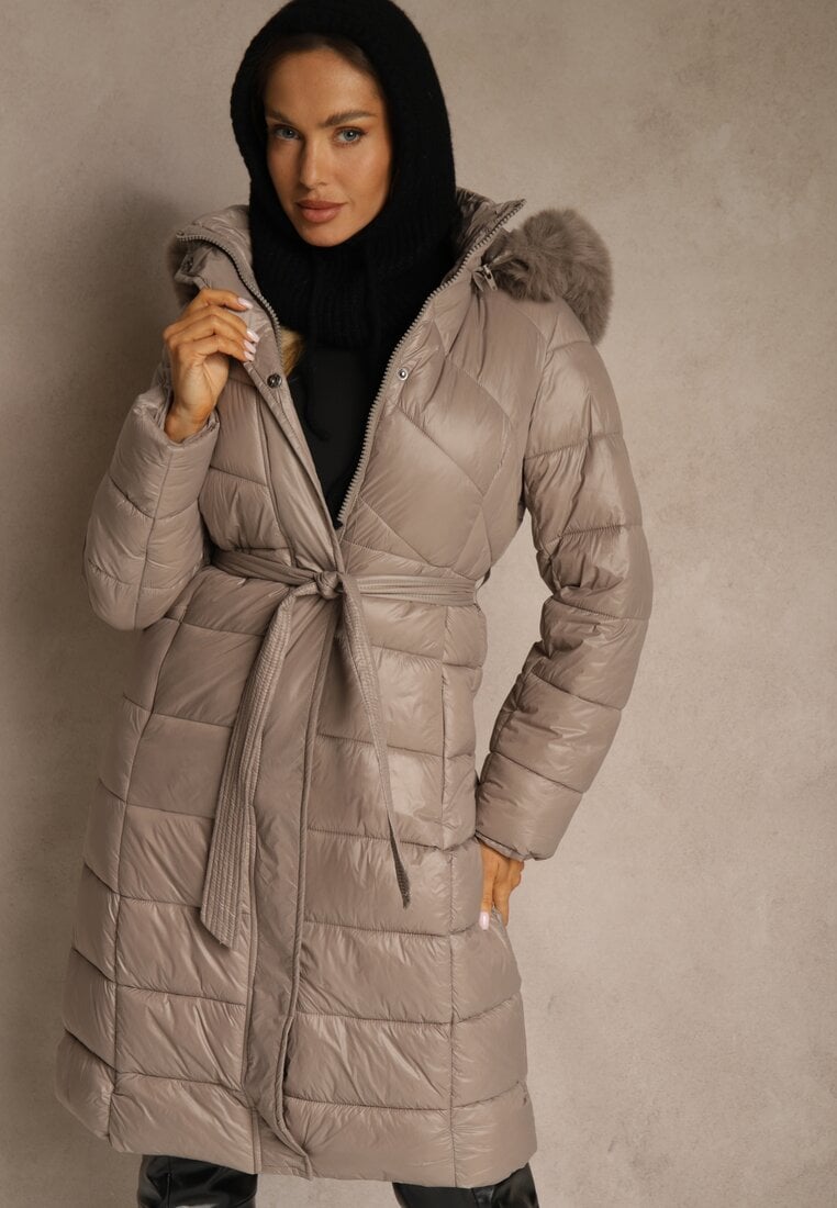 Beżowa Długa Kurtka Pikowana z Odpinanym Kapturem Ozdobionym Futerkiem i Paskiem Iveleti
