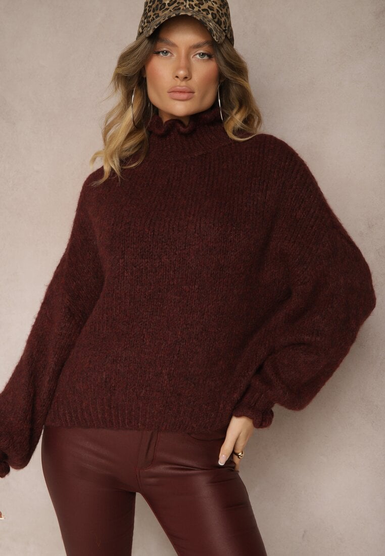 Bordowy Golf z Wełną i Wiskozą Oversize Ozdobiony przy Dekolcie z Falbanką Ninnatria