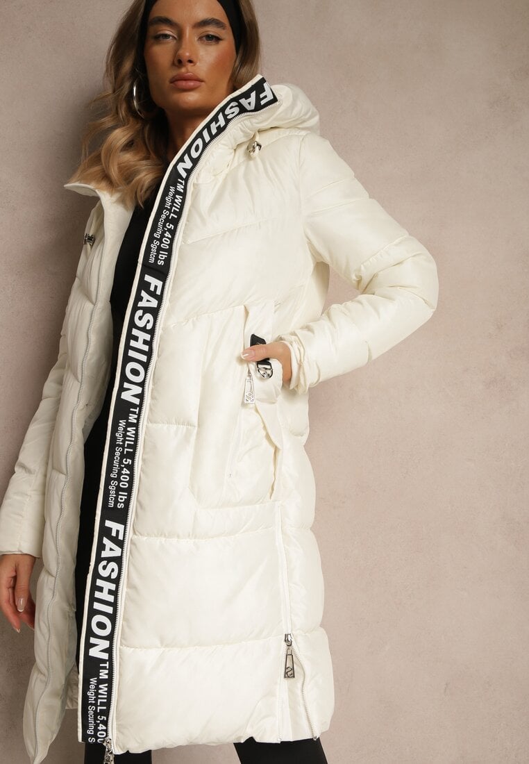 Biała Pikowana Kurtka o Długim Kroju z Kapturem Zdobiona Taśmą z Napisami Galiadea