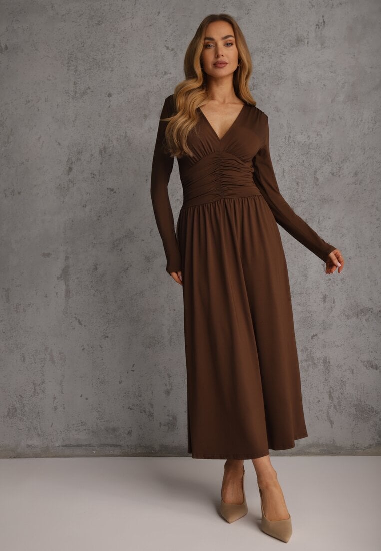 Brązowa Taliowana Sukienka Longsleeve z Wiskozą z Marszczeniem i Dekoltem V Elirie