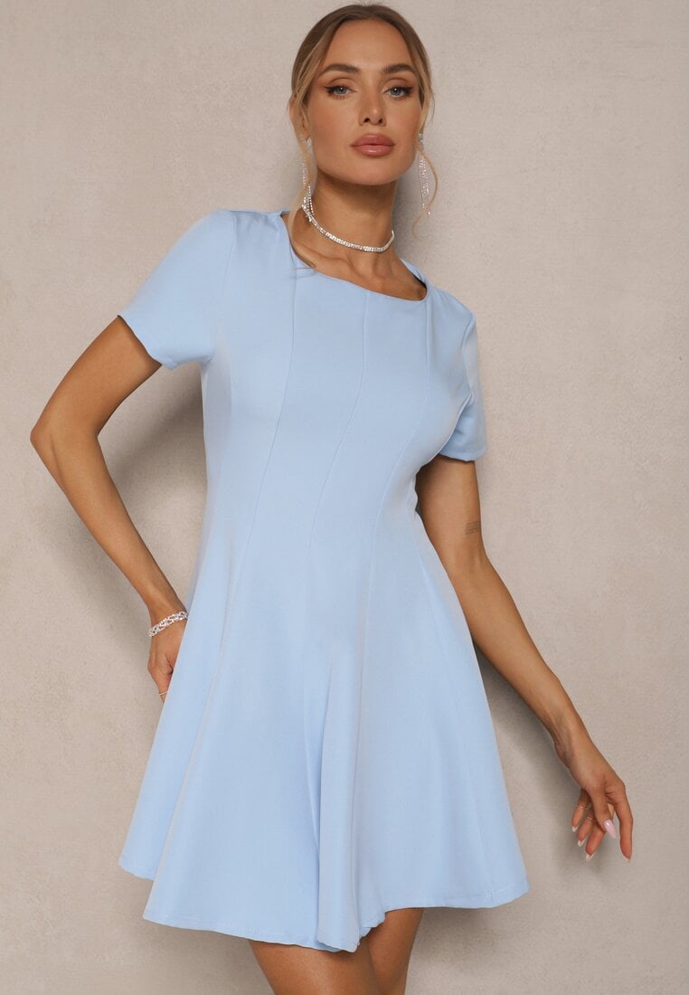 Jasnoniebieska Sukienka o Rozkloszowanym Kroju na Krótki Rękaw Zdobiona Przeszyciami Mepiza