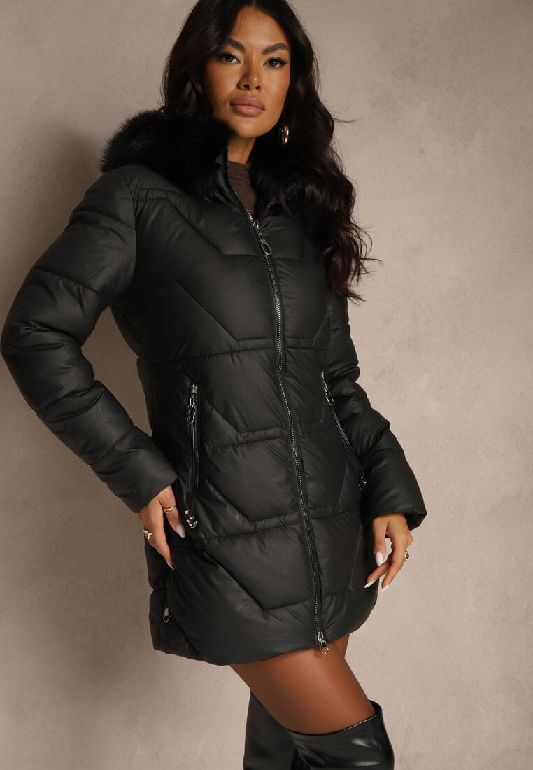 Czarna Pikowana Kurtka o Taliowanym Kroju z Kapturem z Futrem Nalessia