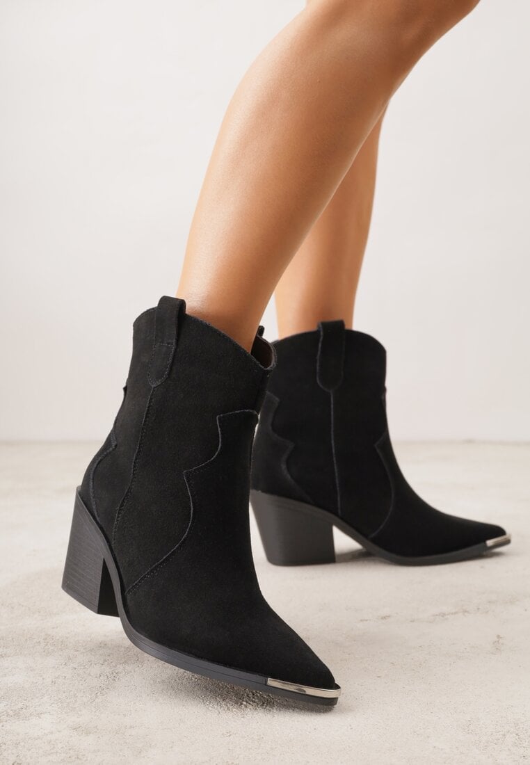 Czarne Skórzane Botki Kowbojki z Metaliczną Aplikacją na Nosku Saneara