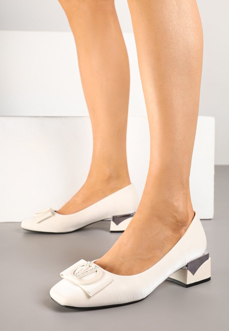 Beżowe Czółenka na Geometrycznym Obcasie z Metaliczną Aplikacją i Kokardą Saniessa