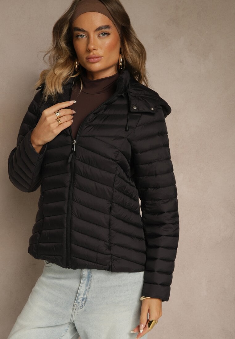 Czarna Przejściowa Kurtka z Pikowanymi Przeszyciami i Kapturem Suritte