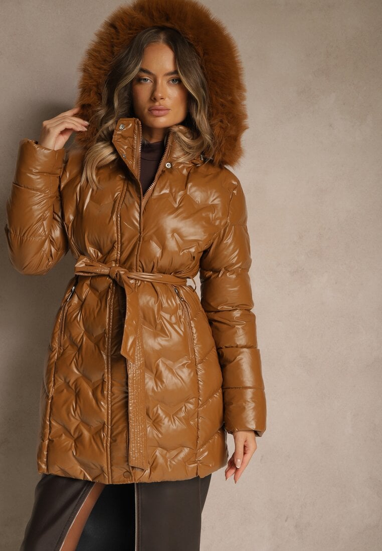 Brązowa Kurtka Pikowana z Odpinanym Futerkiem i Kapturem Ozdobiona Paskiem Olinesa
