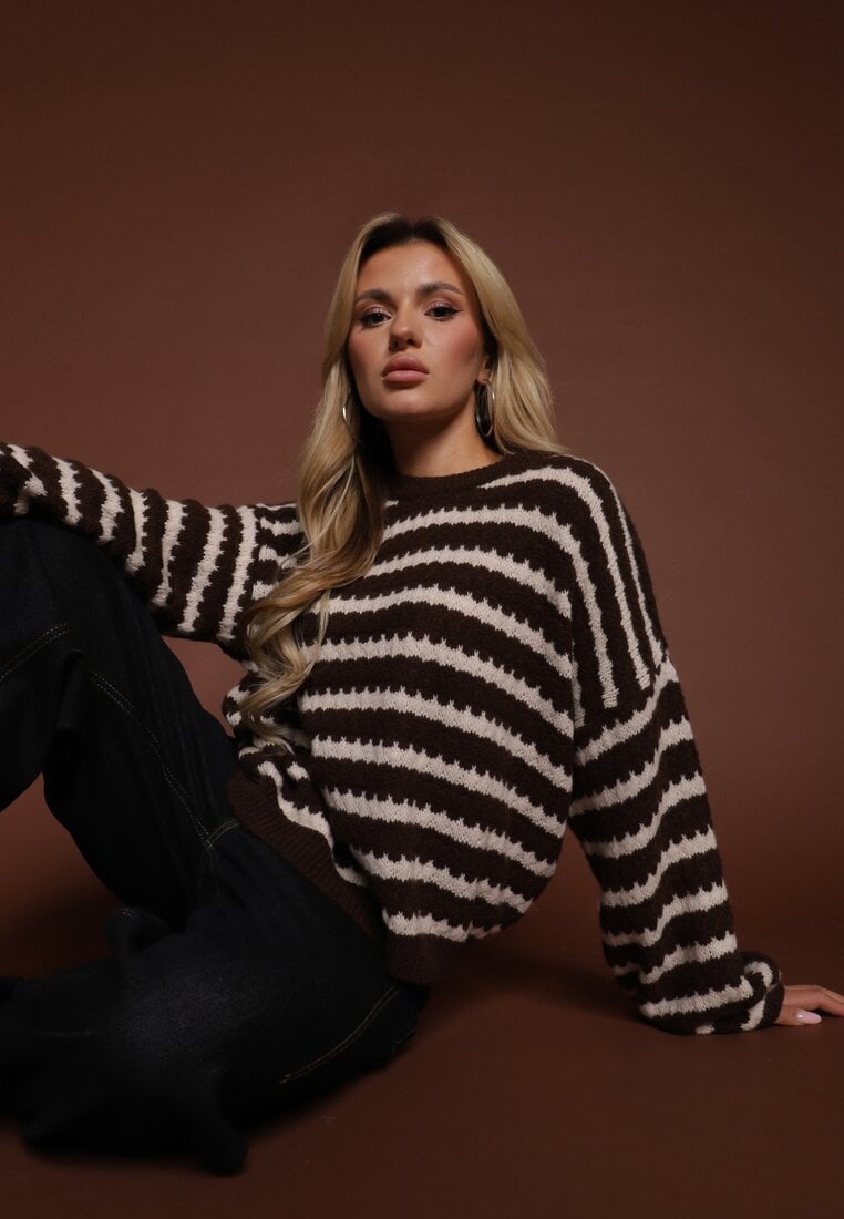 Ciemnobrązowy Oversizowy Sweter w Paski z Dzianiny z Wełną i Wiskozą Aventole