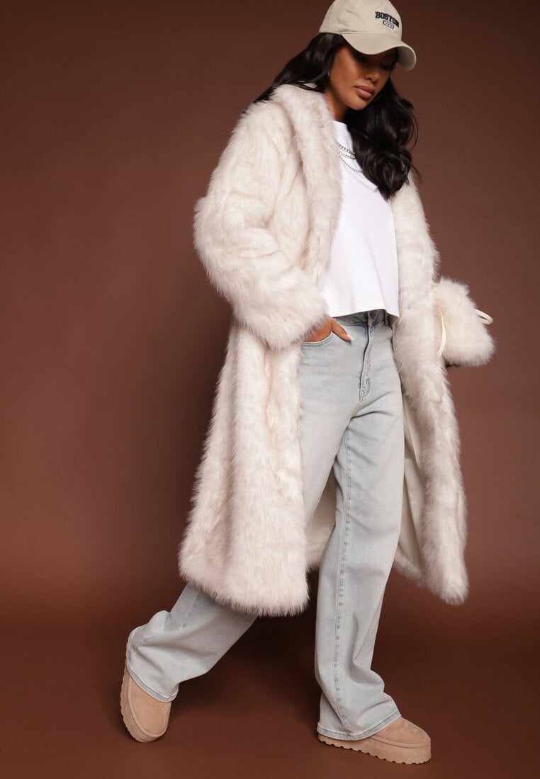 Biały Elegancki Płaszcz z Miękkiego Futra z Wsuwanymi Kieszeniami Inatrella