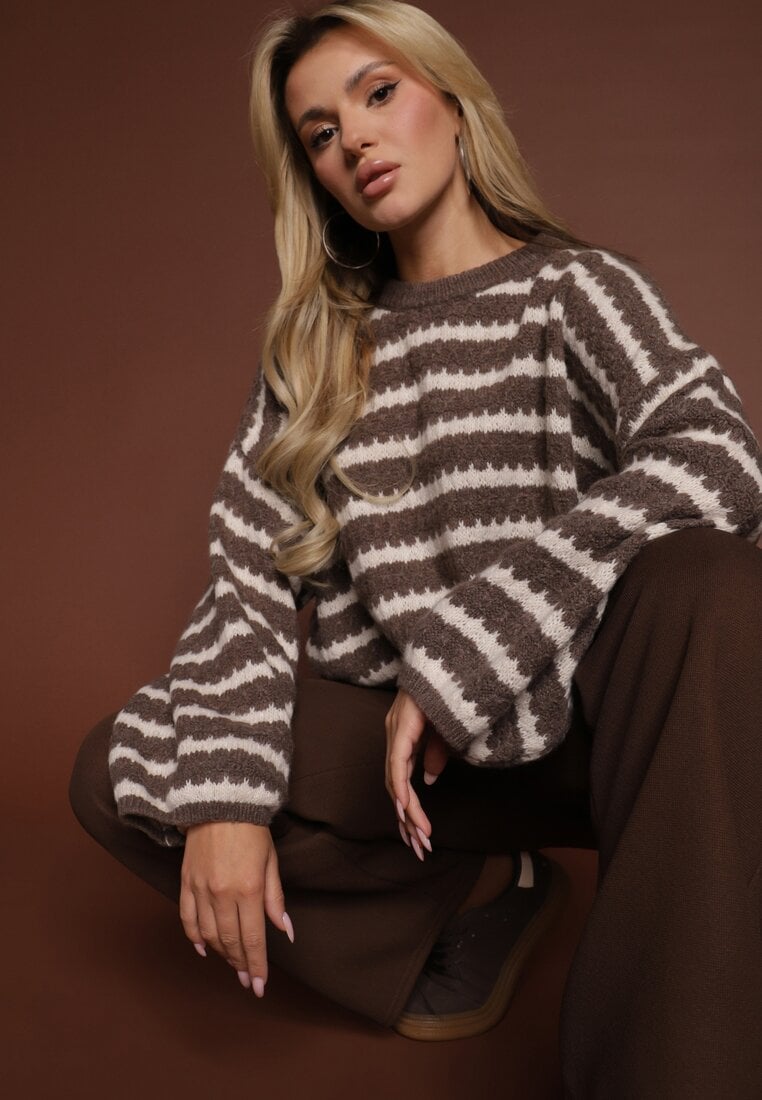 Brązowy Oversizowy Sweter w Paski z Dzianiny z Wełną i Wiskozą Aventole