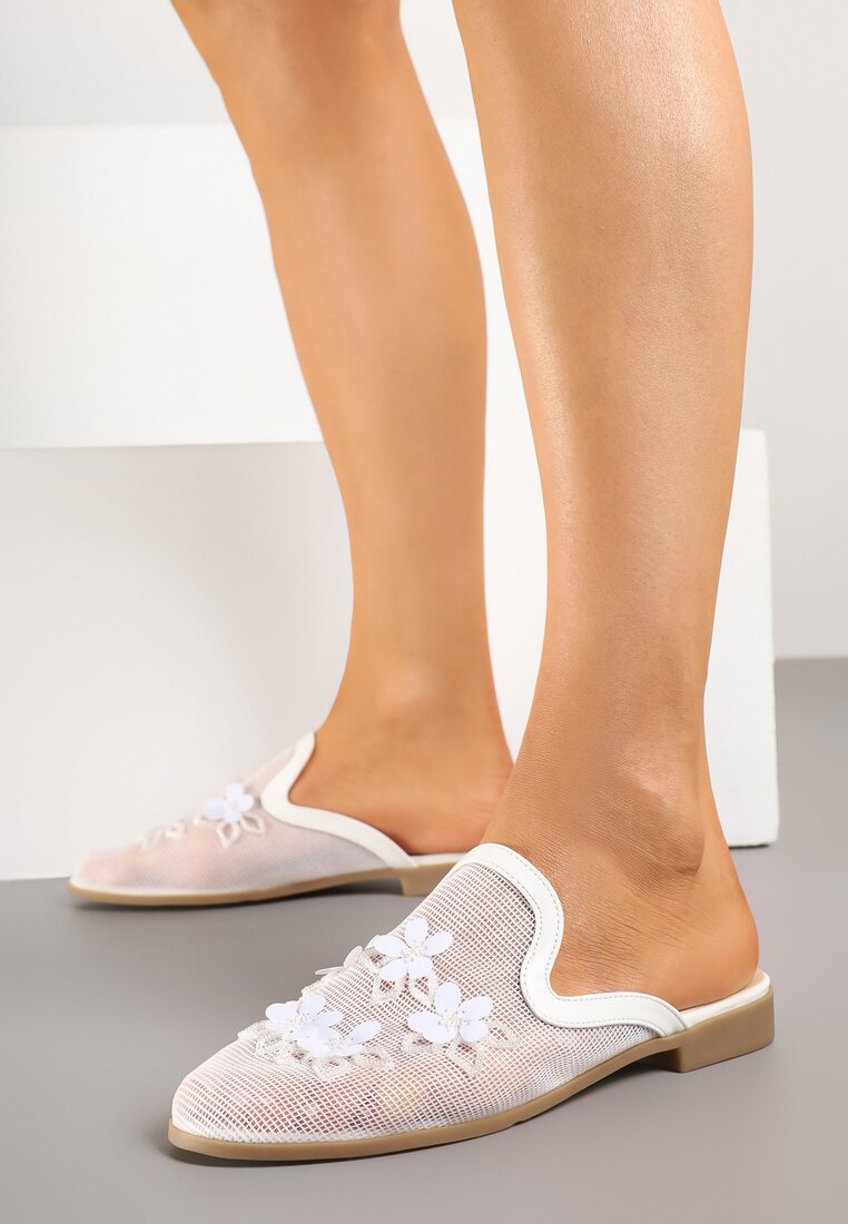 Białe Klapki Mule z Siateczkową Cholewką i Kwiatami 3D Annalen