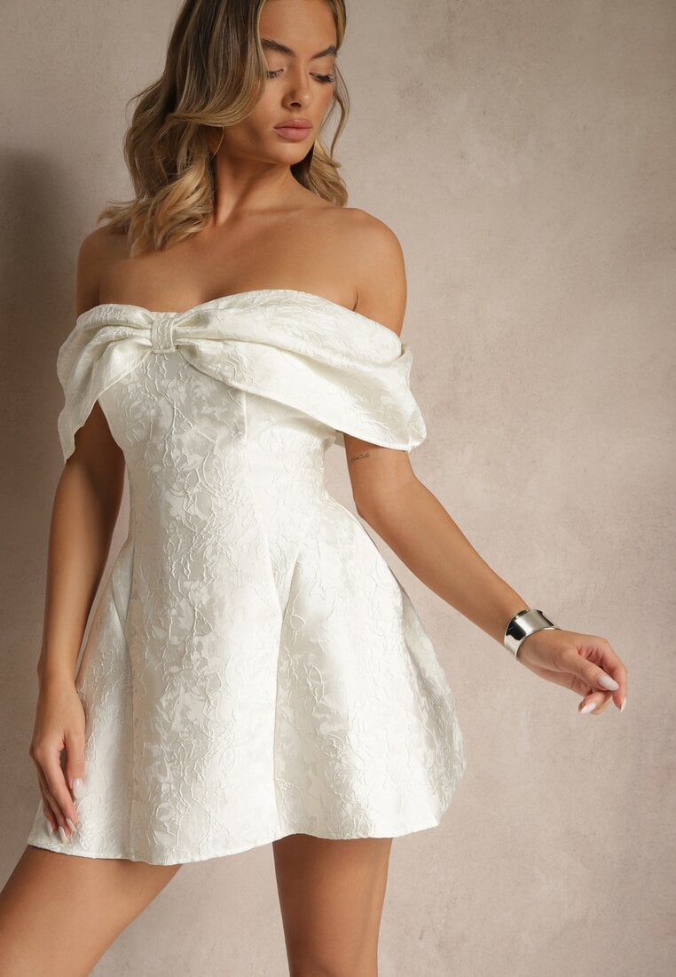 Biała Sukienka Vices z Hiszpańskim Dekoltem i Haftami Fenaleira