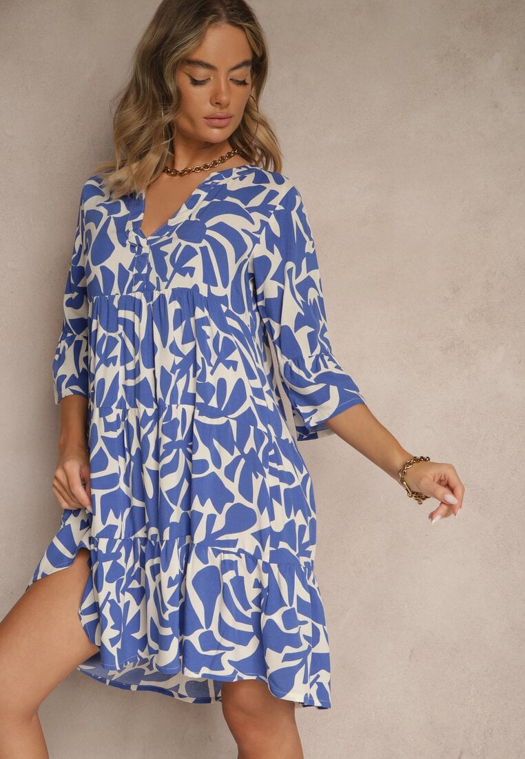 Niebieska Sukienka z Wiskozy o Rozkloszowanym Kroju w Abstrakcyjny Wzór Lirese