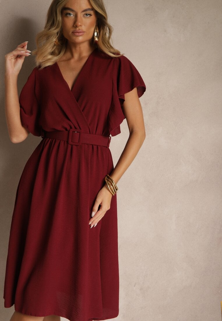 Bordowa Rozkloszowana Sukienka z Paskiem i Kopertowym Dekoltem Brinnea