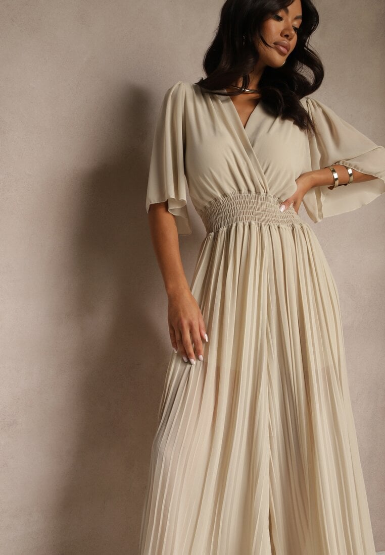 Beżowy Kombinezon z Kopertowym Dekoltem i Gumką w Pasie Zdobiony Plisami Amadle