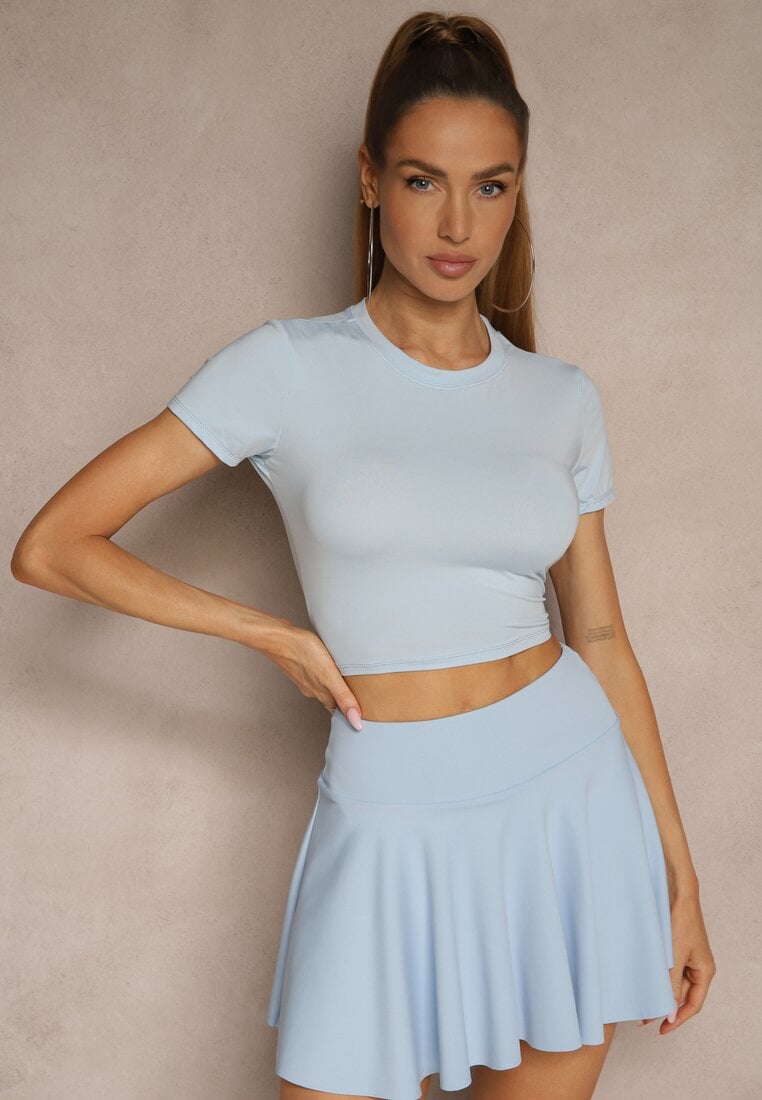 Jasnoniebieski Dopasowany T-shirt z Wiskozą o Kroju Crop Top Folaviela