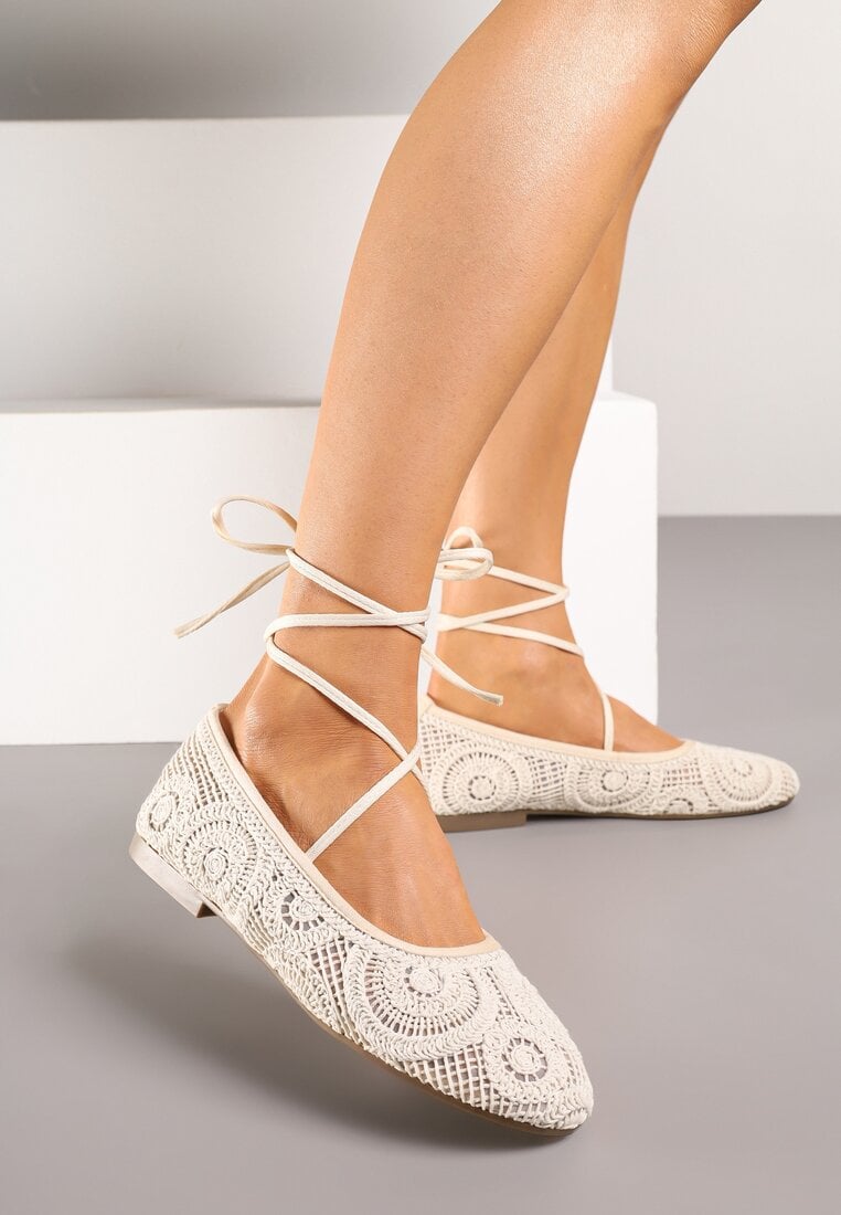 Beżowe Balerinki Ozdobione Wiązaniem i Haftem Talanna