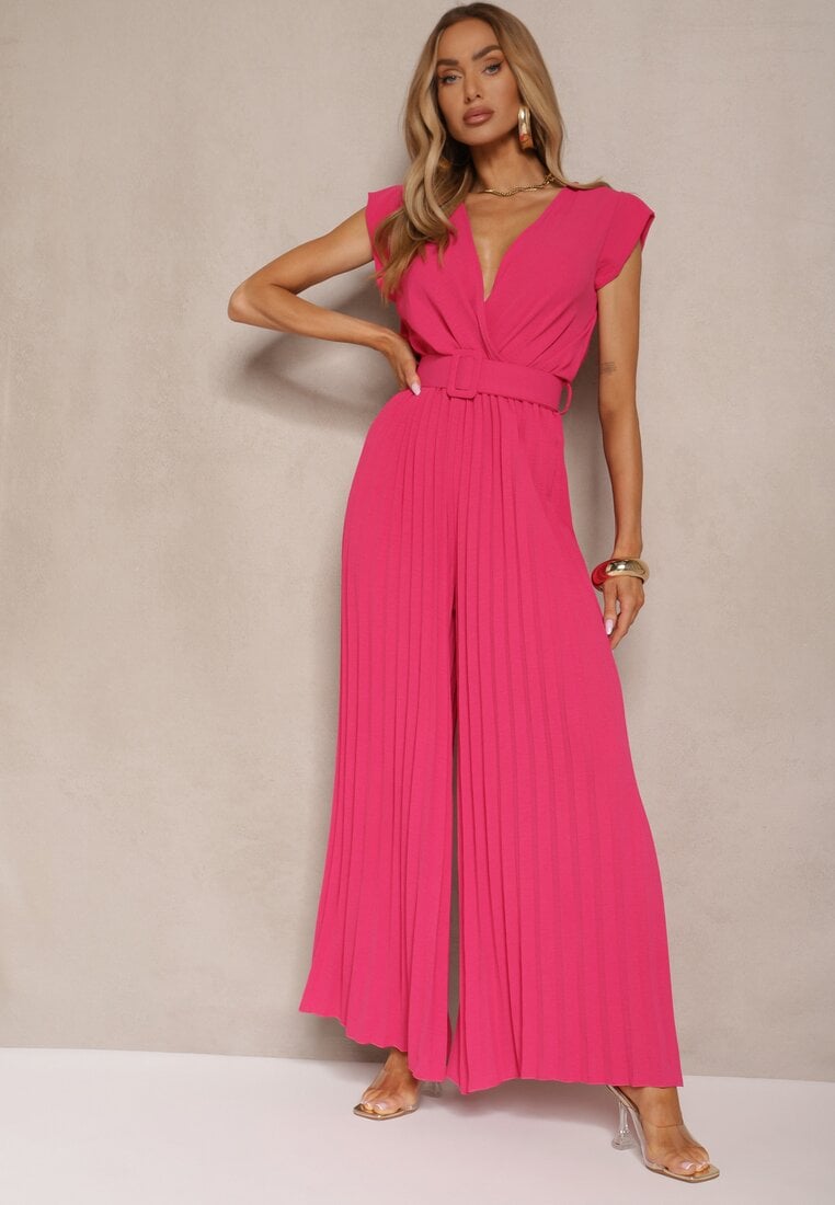 Fuksjowy Kopertowy Kombinezon Wide Leg Zdobiony Plisami i Paskiem z Klamrą Salirella