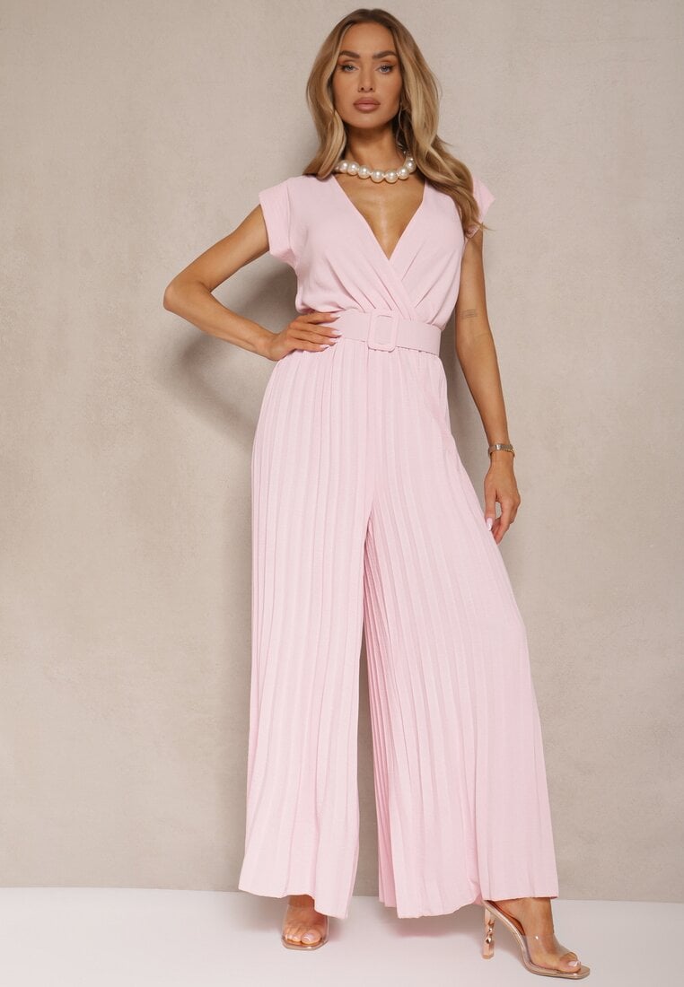 Różowy Kopertowy Kombinezon Wide Leg Zdobiony Plisami i Paskiem z Klamrą Salirella