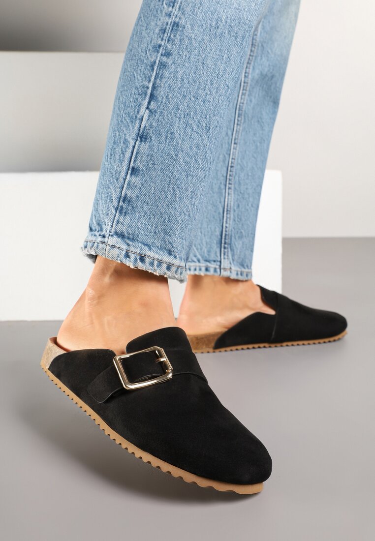 Czarne Klapki z Ozdobną Klamrą w Stylu Chodaków Afindea