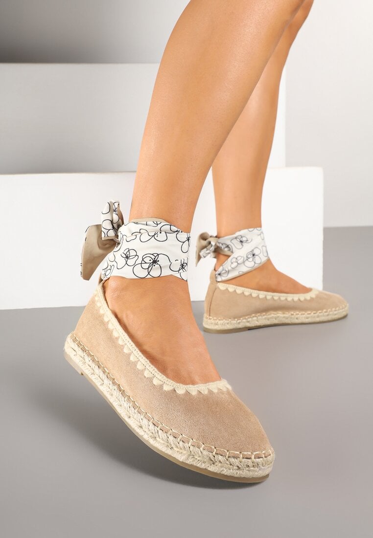 Ciemnobeżowe Espadryle ze Wzorzystym Wiązaniem Przy Kostce Zdobione Plecionką Lortevia