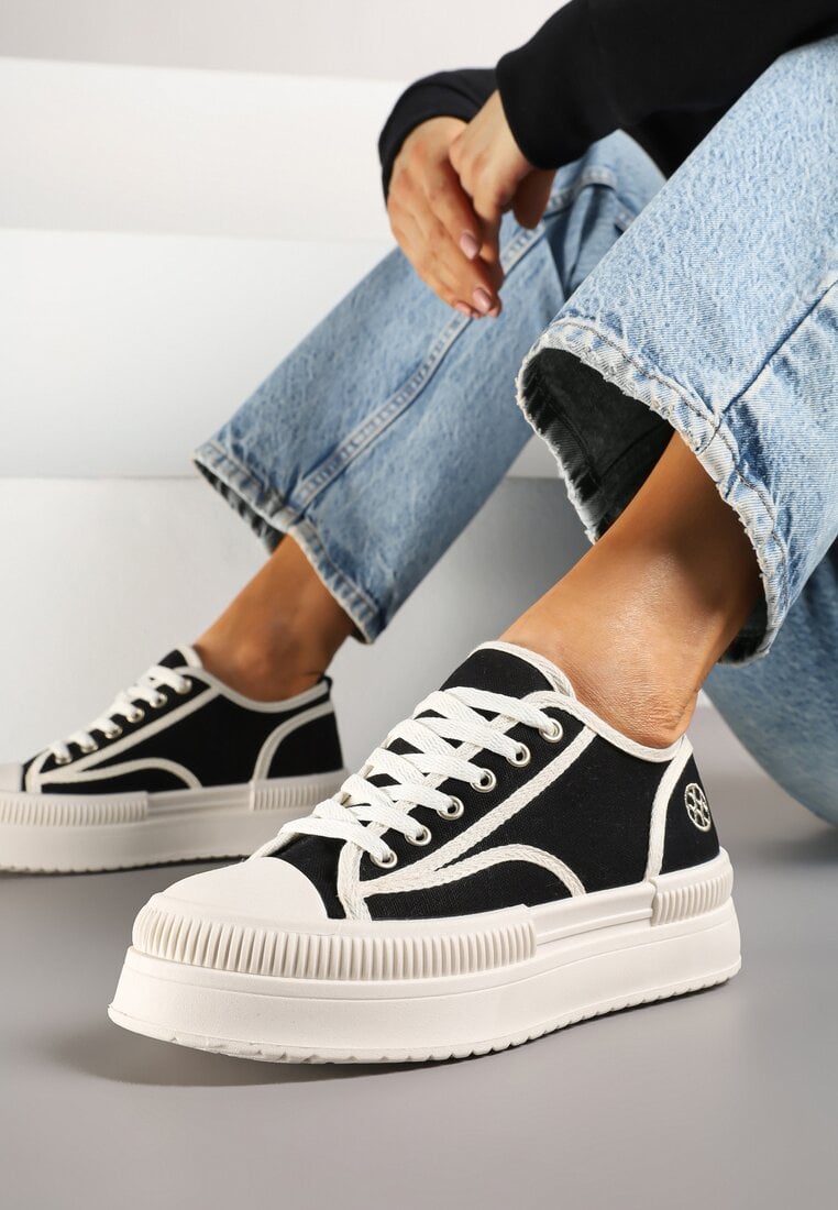 Czarne Trampki na Platformie z Metaliczną Ozdobą Afleeria